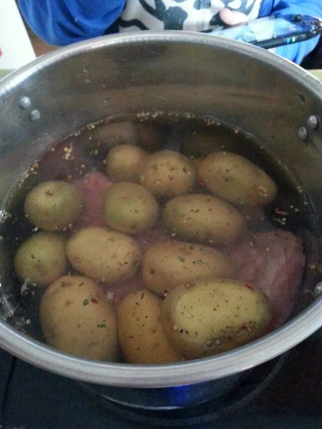 boiling up dinner corned bf and potatoes for the kids.  early St. Paddy's Day.|Polly Gelfusoさん