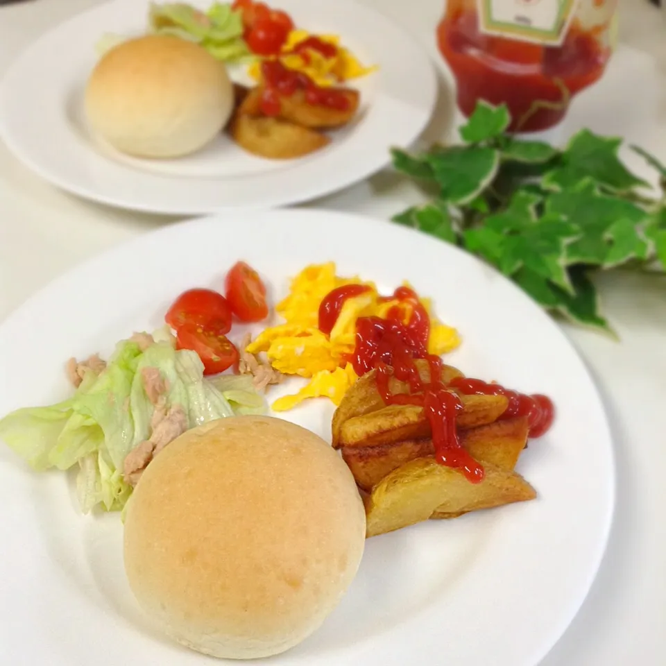 娘たちの朝ご飯 ポテト スクランブルエッグ レタスシーチキン和え パン|yukoさん