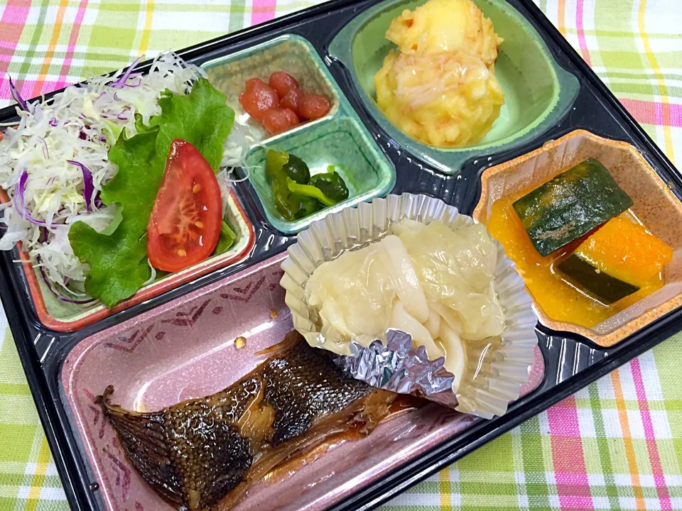 Snapdishの料理写真:カレイの煮付け 日替わり弁当 豊川市宅配|Naokazu Kuritaさん