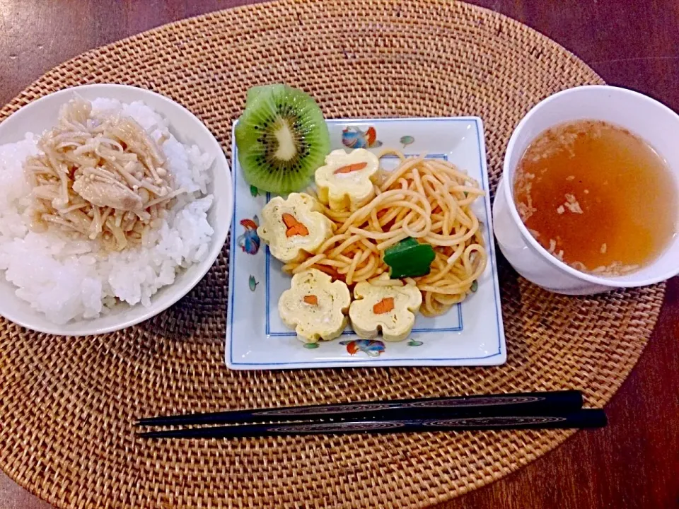 朝ごはん。自家製ナメタケ、お花の卵焼き、淡路島お土産の玉ねぎスープ。|やよさん