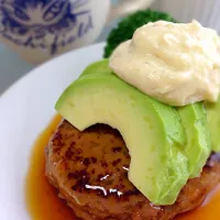 ふぅちゃんさんの料理 照り焼きハンバーグ〜アボカドわさびマヨのせ