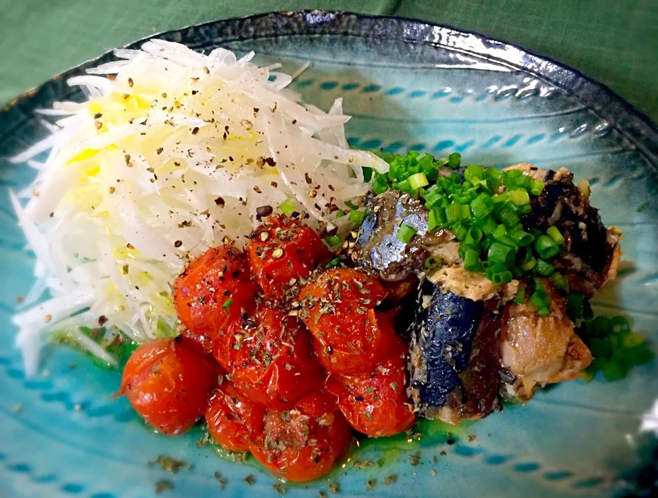 Snapdishの料理写真:鯖缶とプチトマトのにんにくとオリーブオイル炒め💚旦那さん作|ぷっくりんこ💙さん