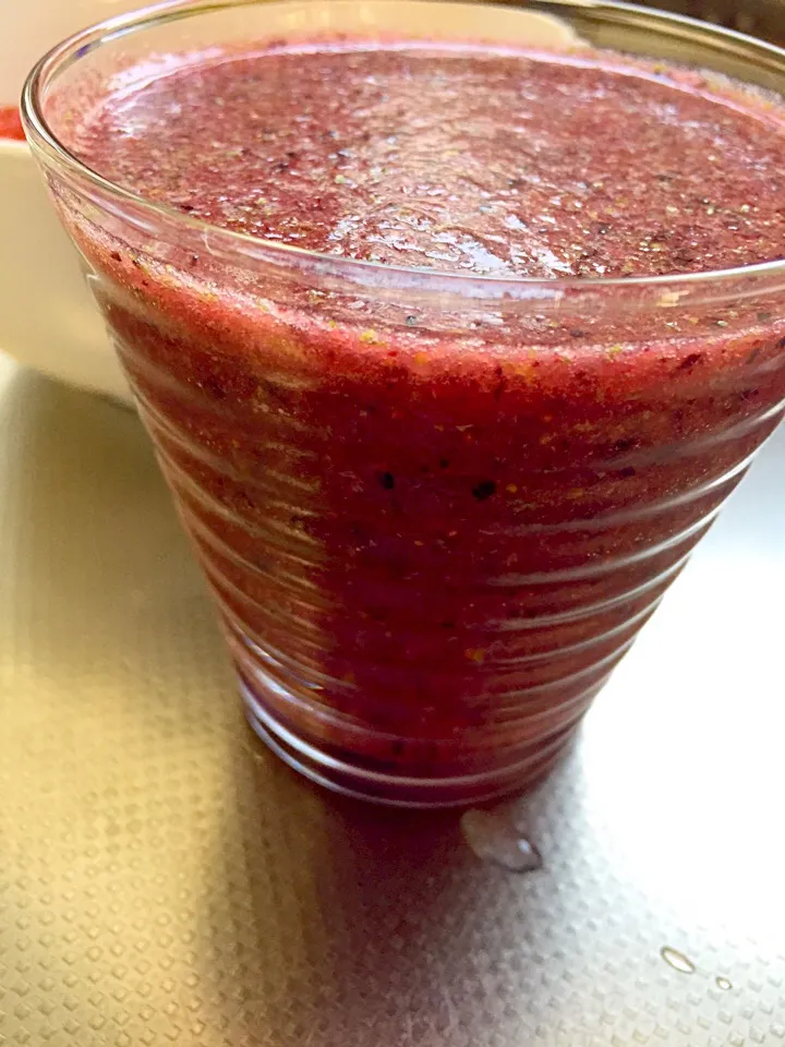 Snapdishの料理写真:Today's smoothie; fresh strawberries, frozen blueberries, carrots, and celery leaves. tastes strong though I feel I be got good things❤️❤️|YDKOさん