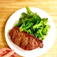 Grass-fed steak & organic broccoli|Mmmm!さん