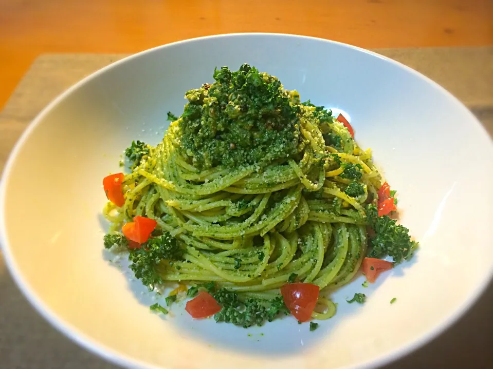 パセリとセロリの葉のペーストでカレー風ミートソースのパスタ💚|ぷっくりんこ💙さん