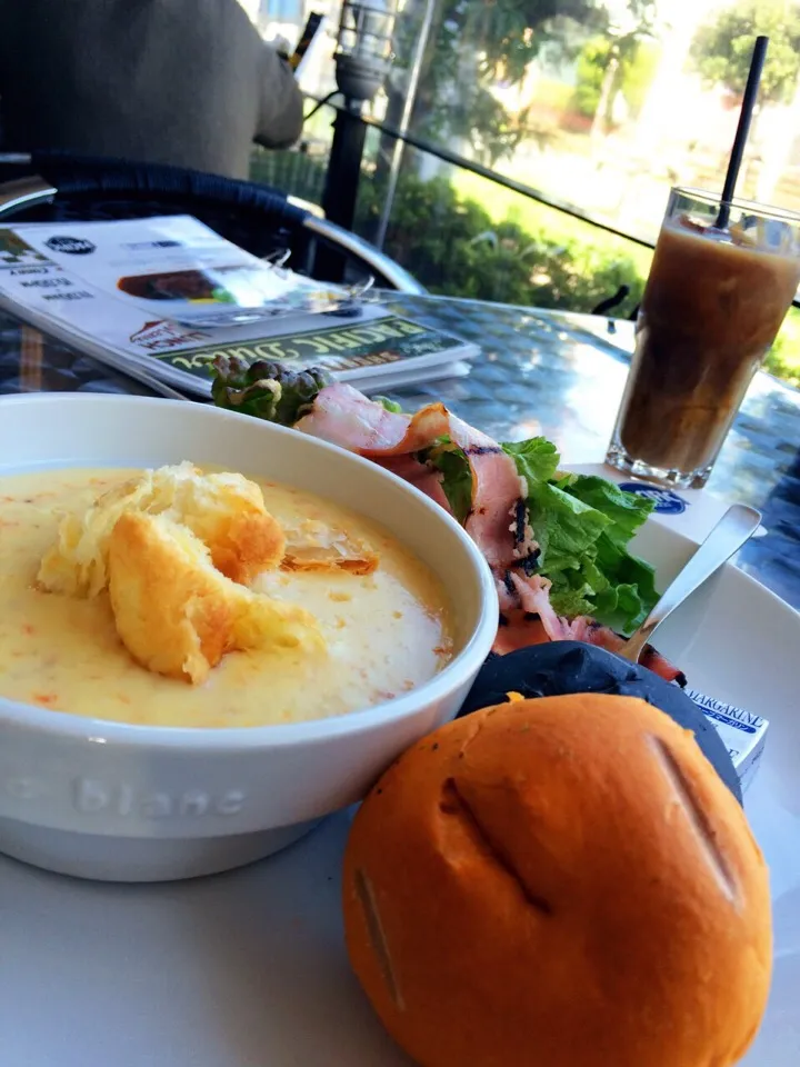 お天気が良いとテラスでランチが気持ち良いね✨☀️😋💕

#terrace #cafe #lunch #shonan #pacificdeli #clam chowder
#bread #coffee  #icedcoffee
#salad #soup #カフェ #deli #デリ #ランチ #湘南 #クラムチャウダー
|chieさん