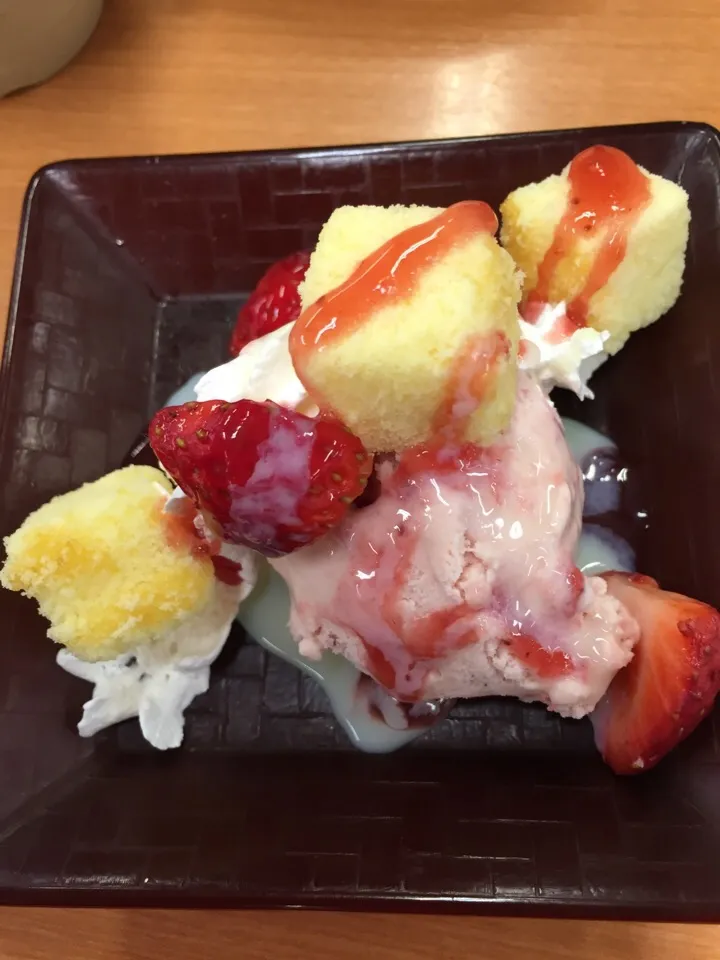 Strawberry icecream|Watanabe Vivianさん