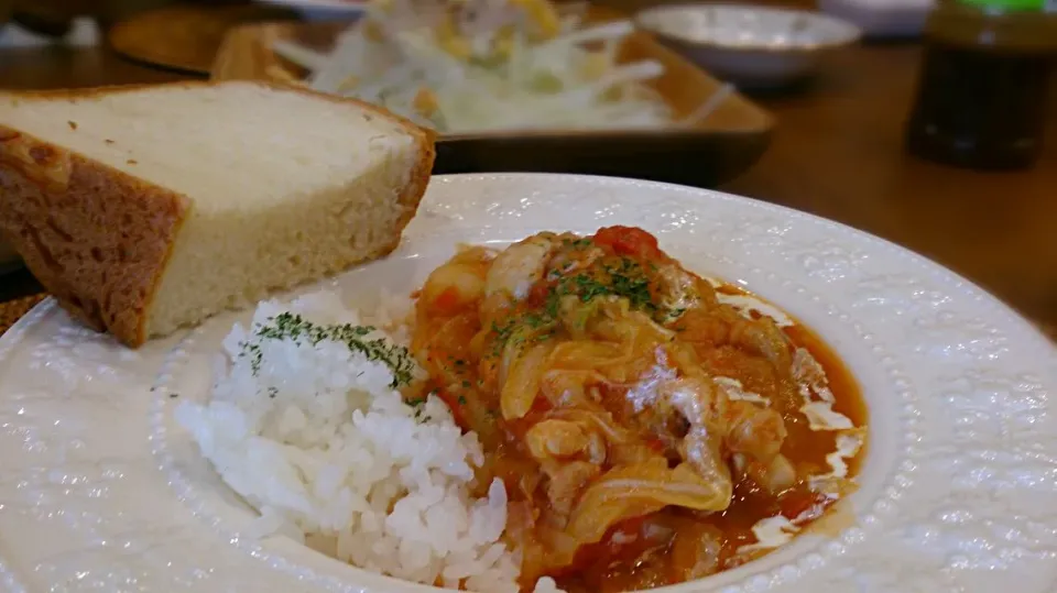 見えないけど、ドラムチキンのトマトシチュー＆焼きたてミルクパン♪|aaotaさん