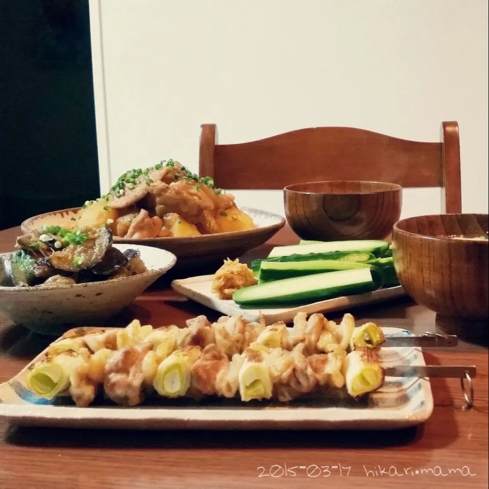 夕飯。鶏じゃか~からの、焼き鳥と鶏出汁うどん。味噌キュウリ、なすの生姜たっぷり油味噌。|ひかりママさん