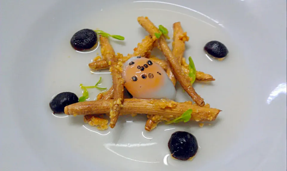 Snapdishの料理写真:Poached quail egg with stick mushroom and tomatoe consomme. #brekky #Breakfast/Brunch|Hey_Chefさん