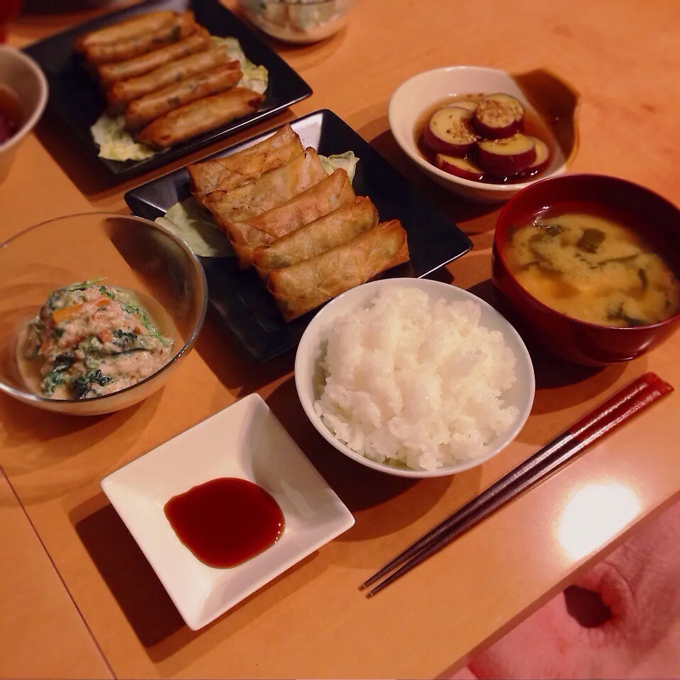 春巻き、さつまいもの煮物、ほうれん草と人参の白和え、豆腐とワカメの味噌汁|はるさん