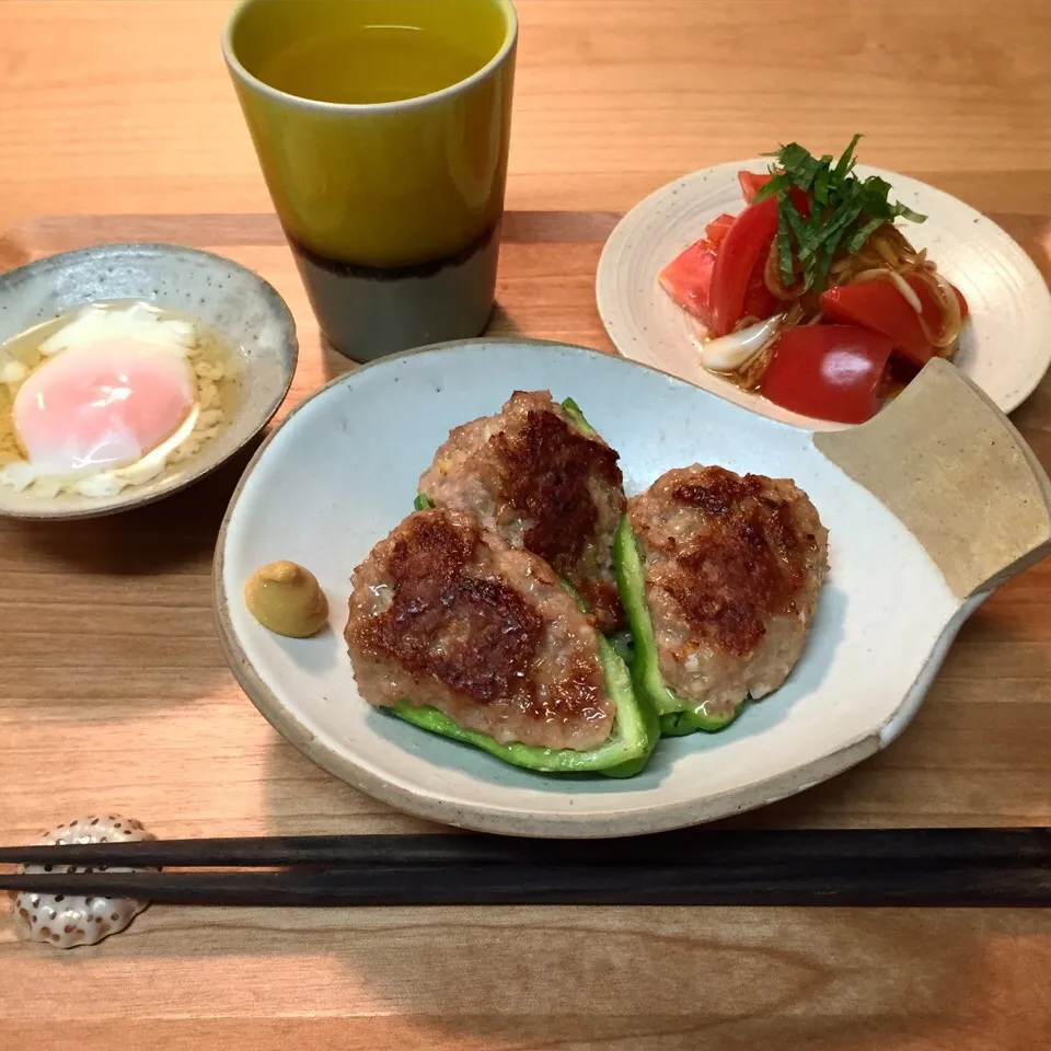 Snapdishの料理写真:ピーマン肉詰め、トマトの新玉ねぎソース|maruruさん