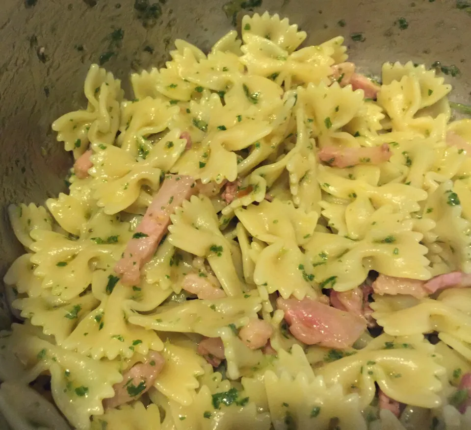 Snapdishの料理写真:Foglie e gambi di sedano tritati con olio, guanciale scottato e farfalle. Il poco che fa tanto...|matteo pisanoさん