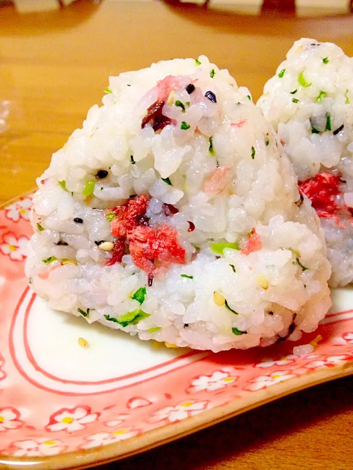 Snapdishの料理写真:🌸桜の花と菜っ葉のおむすび🍙|まいりさん