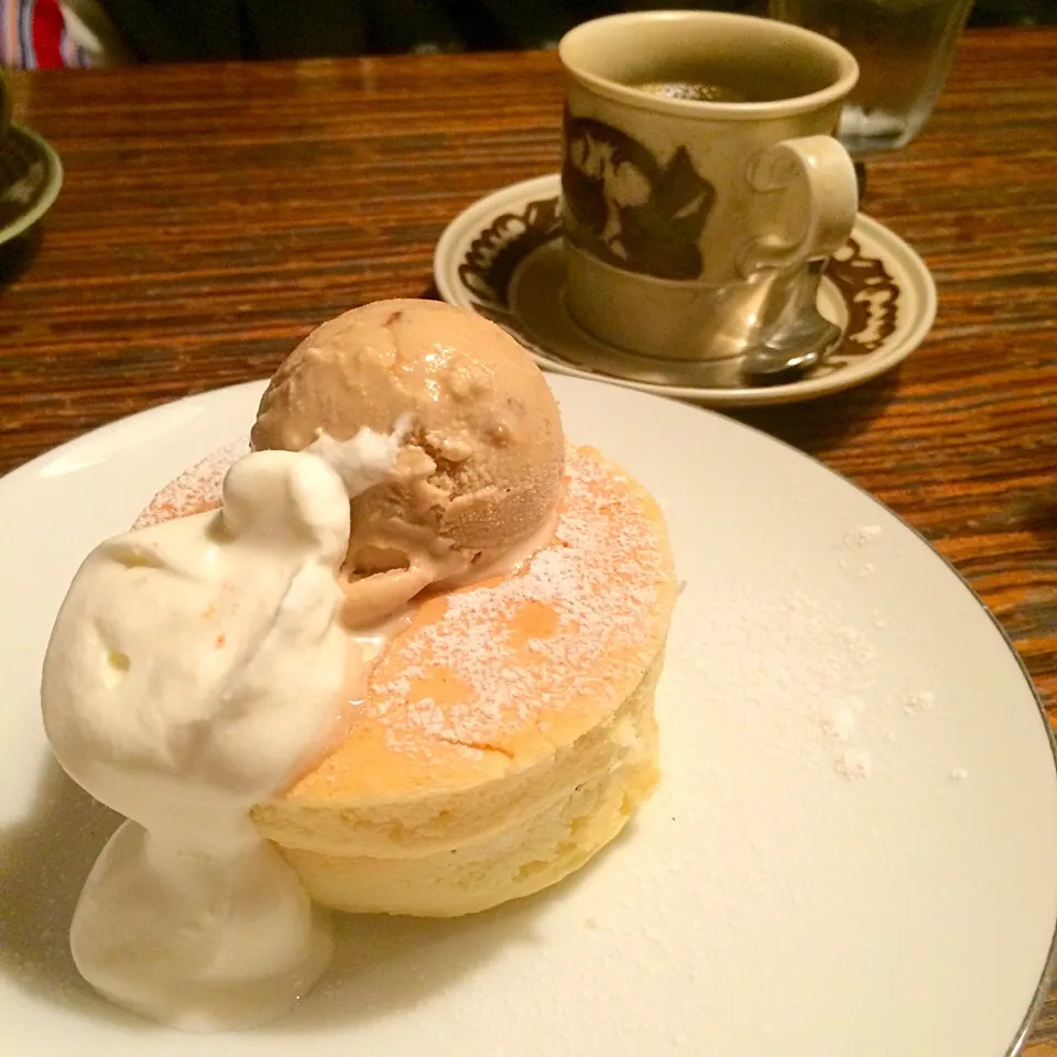 メープルアイスとふんわりホットケーキセット（＾∇＾）今日はお菓子しか食べてない(￣▽￣)|しーさん