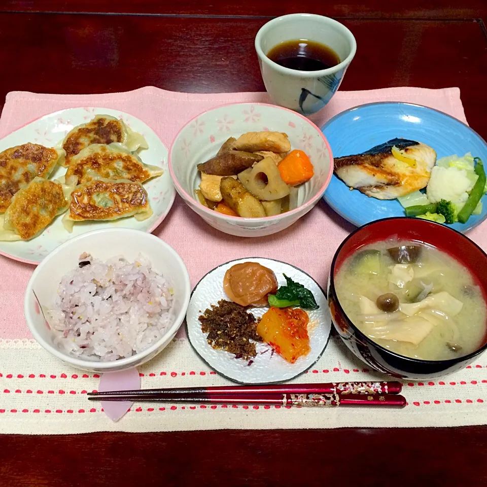 〜🍚和定食🍚〜ぶりの塩レモン焼き、野菜チーズ餃子、根菜と鶏の煮物、ナスと玉ねぎとしめじと湯葉の味噌汁|♥️さん