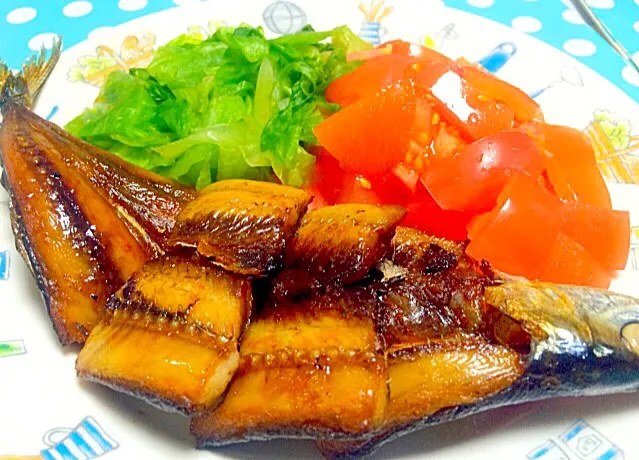 Snapdishの料理写真:焼きさんま - Grilled sanma ( Pacific saury fish ) with sliced tomato & lettuce ❤️😋✨|Liezlさん