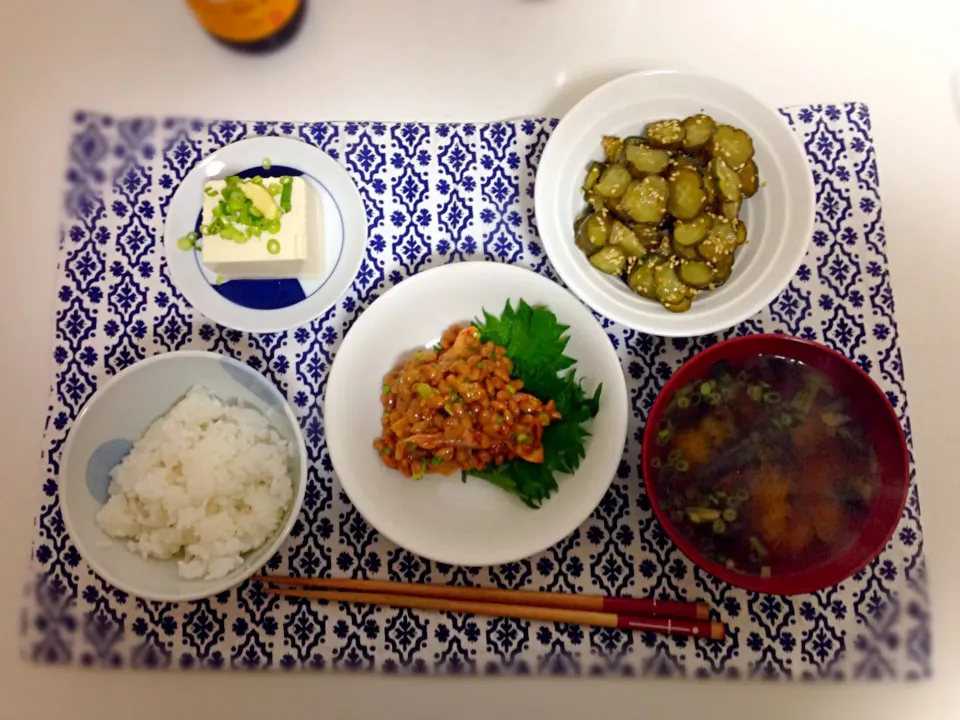 今日の晩御飯  味噌汁☆納豆キムチ☆キュウリ古漬けショウガごまあえ☆やっこ！！ よる遅くだからヘルシーにがっつり笑|あさこさん