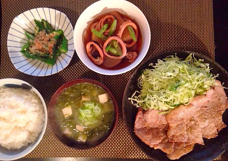 豚のソテー、イカと大根の煮物、おくらのおひたし、あおさと豆腐のお味噌汁|ayumiさん