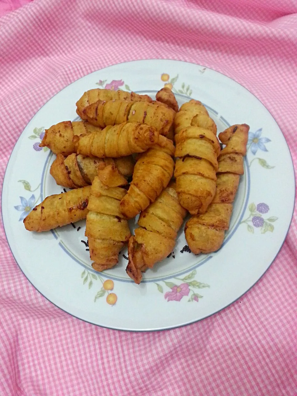 Snapdishの料理写真:pisang molen 》 crusted banana #indonesian snack|fikaaさん