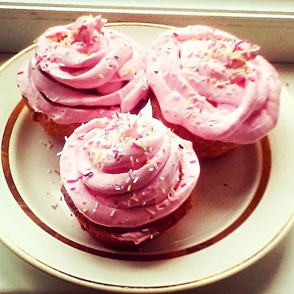 Snapdishの料理写真:homemade yammy cupcakes🍰🍰🍰 #cupcakes #yammy #cream #homemade #pink #sweets|HeyNeboさん