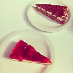 IKEA's cakes 🙈🙈😊 #Chocolate #strawberry #berry #ikea #lunch|HeyNeboさん