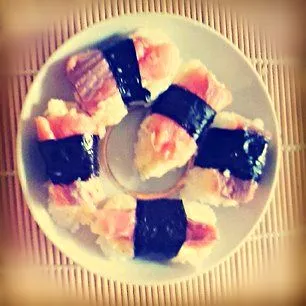 Suchi with salmon 🍣🍱🍣 It was my birthday suchi!! 😊😊😊#suchi #salmon #nori #tasty|HeyNeboさん