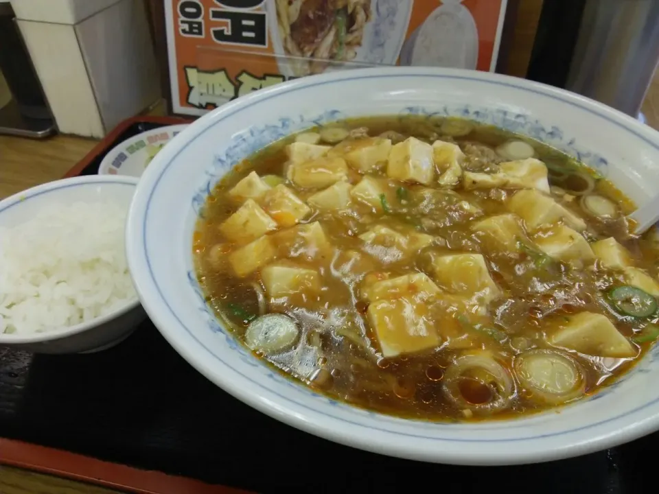 Snapdishの料理写真:福しんの麻婆ラーメン600円と一口ライス100円で、計700円。|東京ライオンズさん