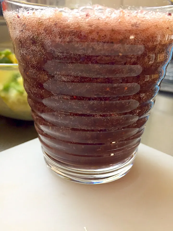 Today's smoothie; fresh strawberries, frozen blueberries lemon juice and water, greens are spinach, green peppers and celery.|YDKOさん