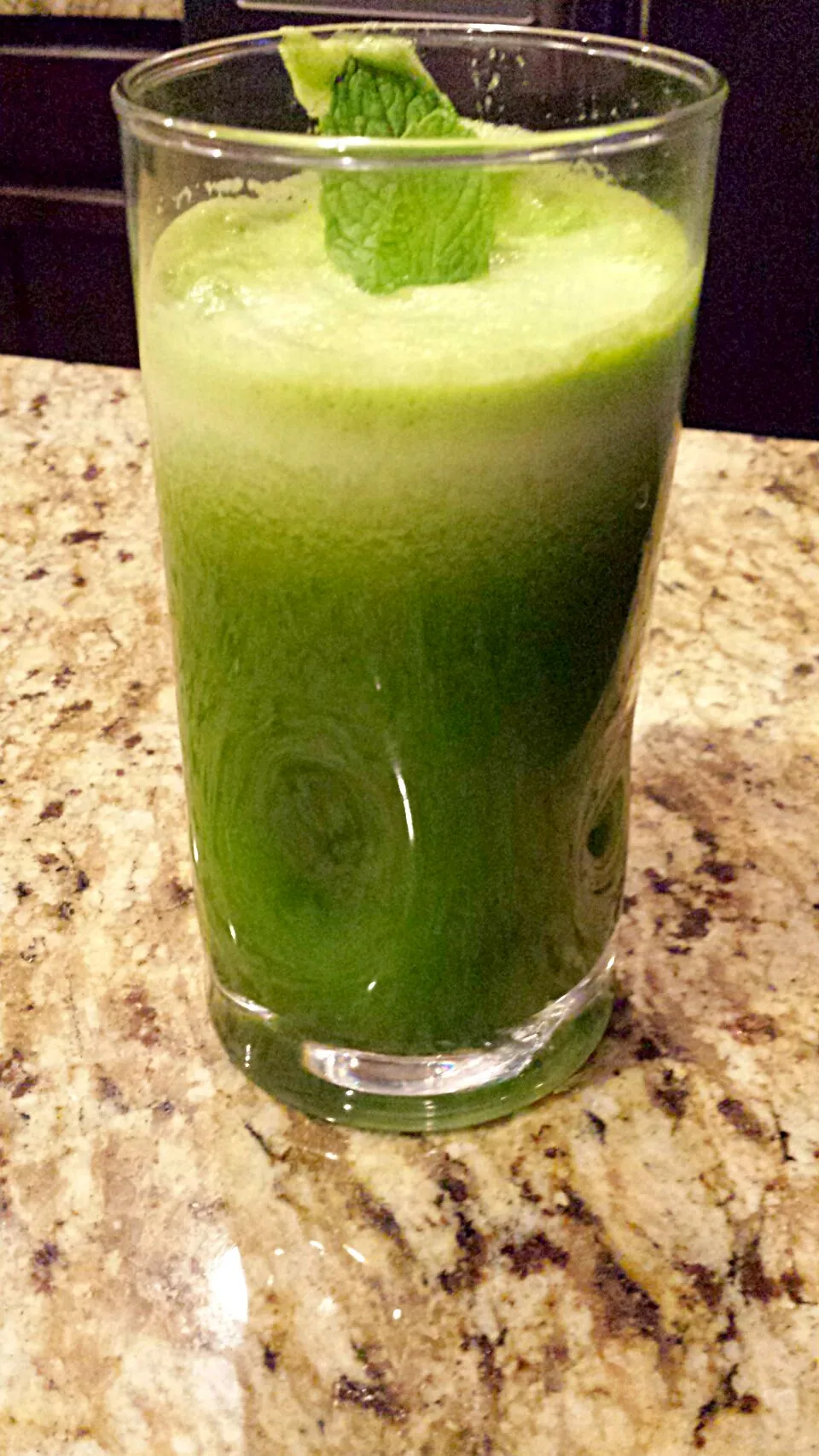 My St. Patrick’s Day drink. A Green Smoothie with a sprig of mint.  #stpatricksday#greensmoothies#kale
#romainelettuce#pineapples#vegan #Raw #rawfood #whatvegan|lisaさん