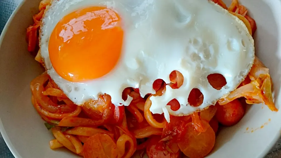 お弁当の残りお昼ご飯。
うどんナポリタンと目玉焼き☆|たーささん