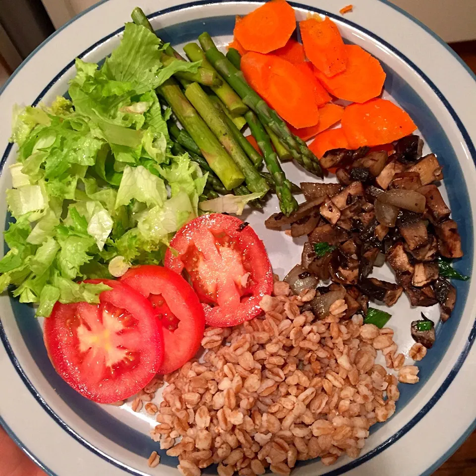 Farro with sautéed mushroom, steamed carrots and asparagus with a side of lettuce and tomato|victoria valerioさん