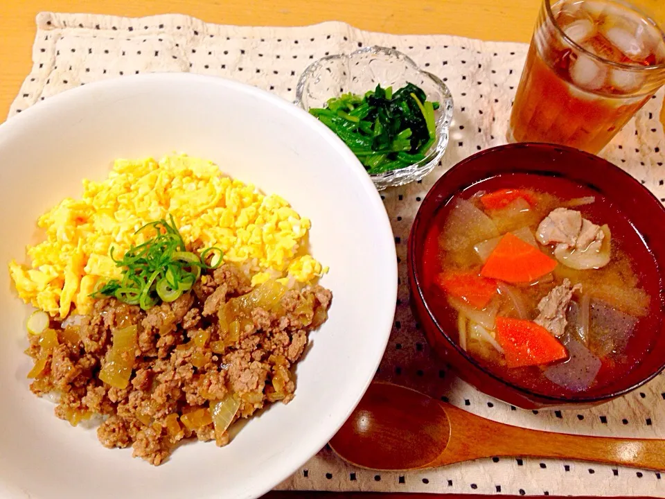 そぼろ丼と豚汁、ほうれん草のお浸し|ゆきさん