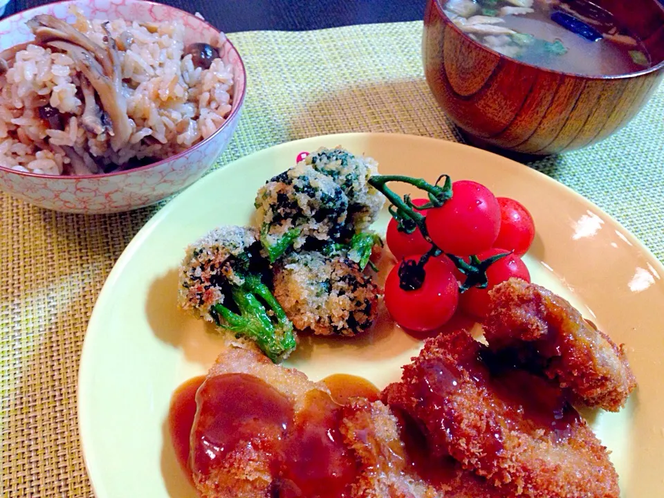 Snapdishの料理写真:トンカツ定食 キノコの炊き込みご飯付き🍄|Akiko Furukawaさん