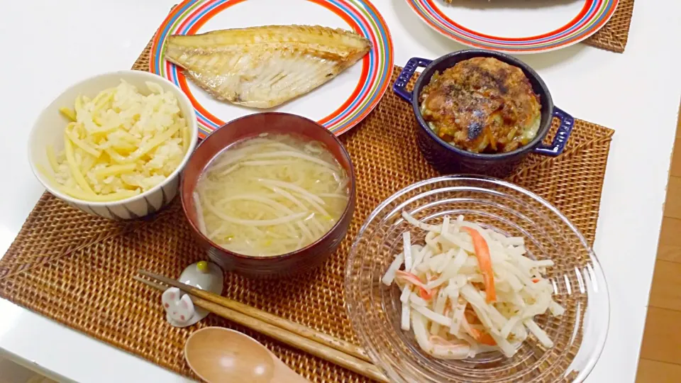 今日の夕食 つぼ鯛の一夜干し、ジャージャーみその豆腐グラタン、大根のサラダ、たけのこの炊き込みご飯、もやしの味噌汁|pinknari🐰🌈さん