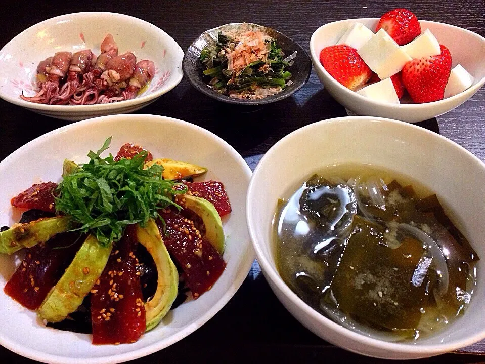 Snapdishの料理写真:⭐️マグロとアボカドのユッケ丼 ⭐️ワカメと新玉ねぎの味噌汁 ⭐️ホタルイカの酢味噌和え ⭐️からし菜のおひたし ⭐️苺と牛乳寒天|よっちぃさん