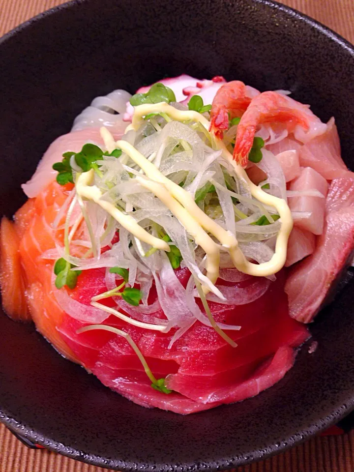 Bowl of rice topped with ”Sashimi” 海鮮丼|Go Satoさん