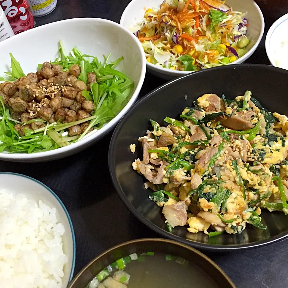 今日の晩ご飯は、豚肉とほうれん草の卵炒め、コロコロごぼうの甘辛揚げ、簡単サラダ、味噌汁。|ゆえさん