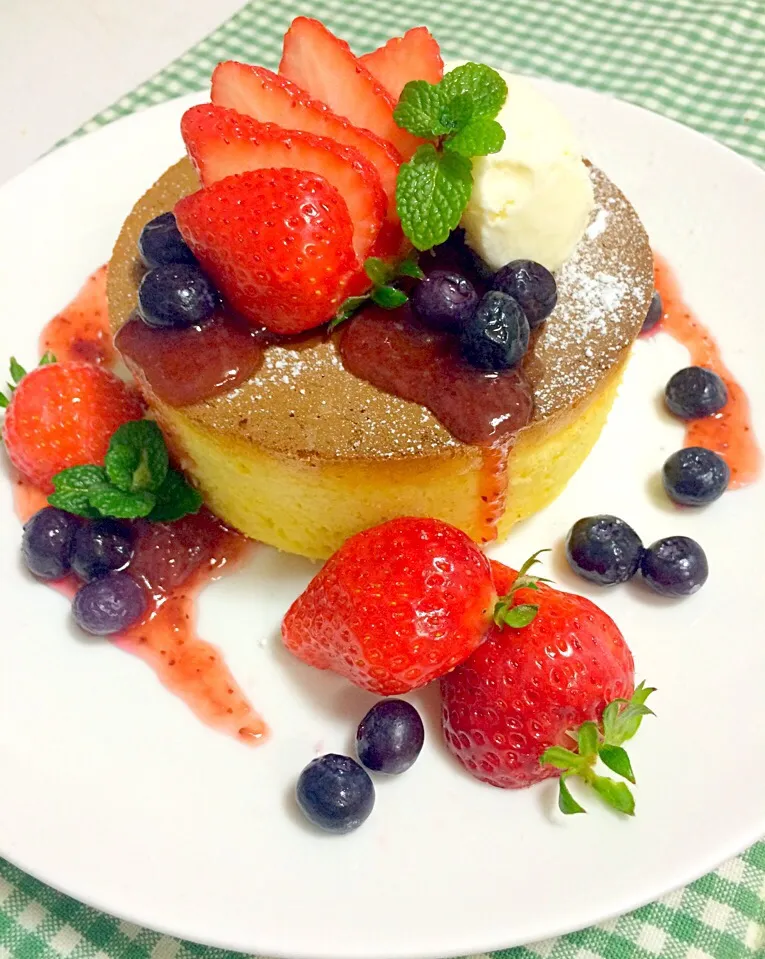 分厚いホットケーキ🍴フルーツを添えて🍓|ゆかりさん