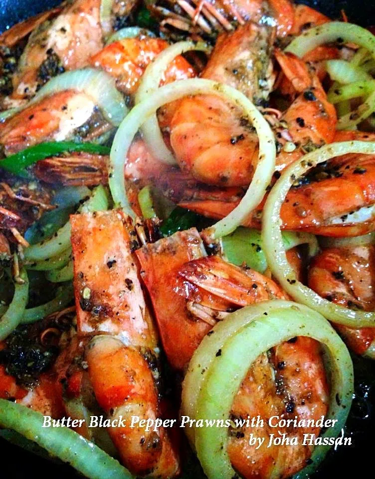 Fried Butter Black Pepper Prawns with Coriander Leaves.|Joha Hassanさん