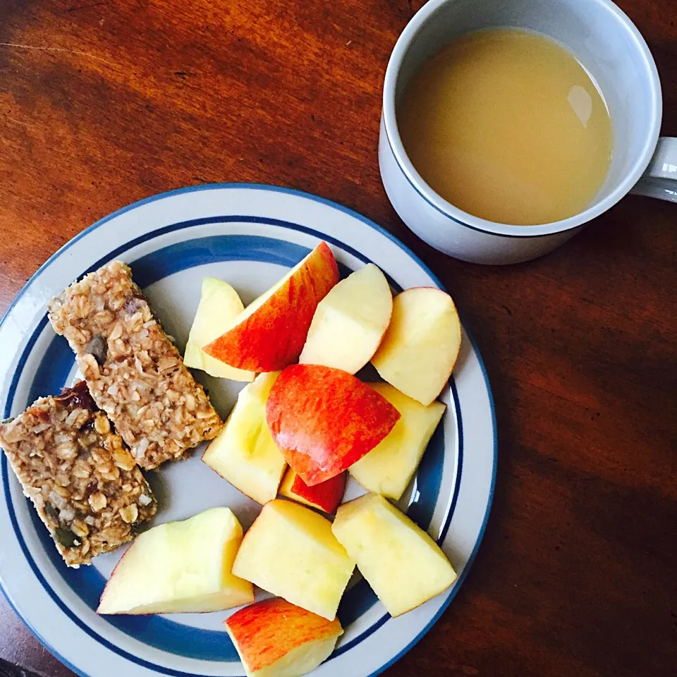 Banana, date and coconut bars with apples and pear juice|victoria valerioさん