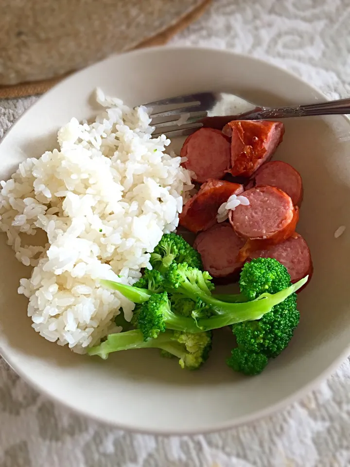 Sausage, rice, and broccoli 3/18|Didi Duangさん