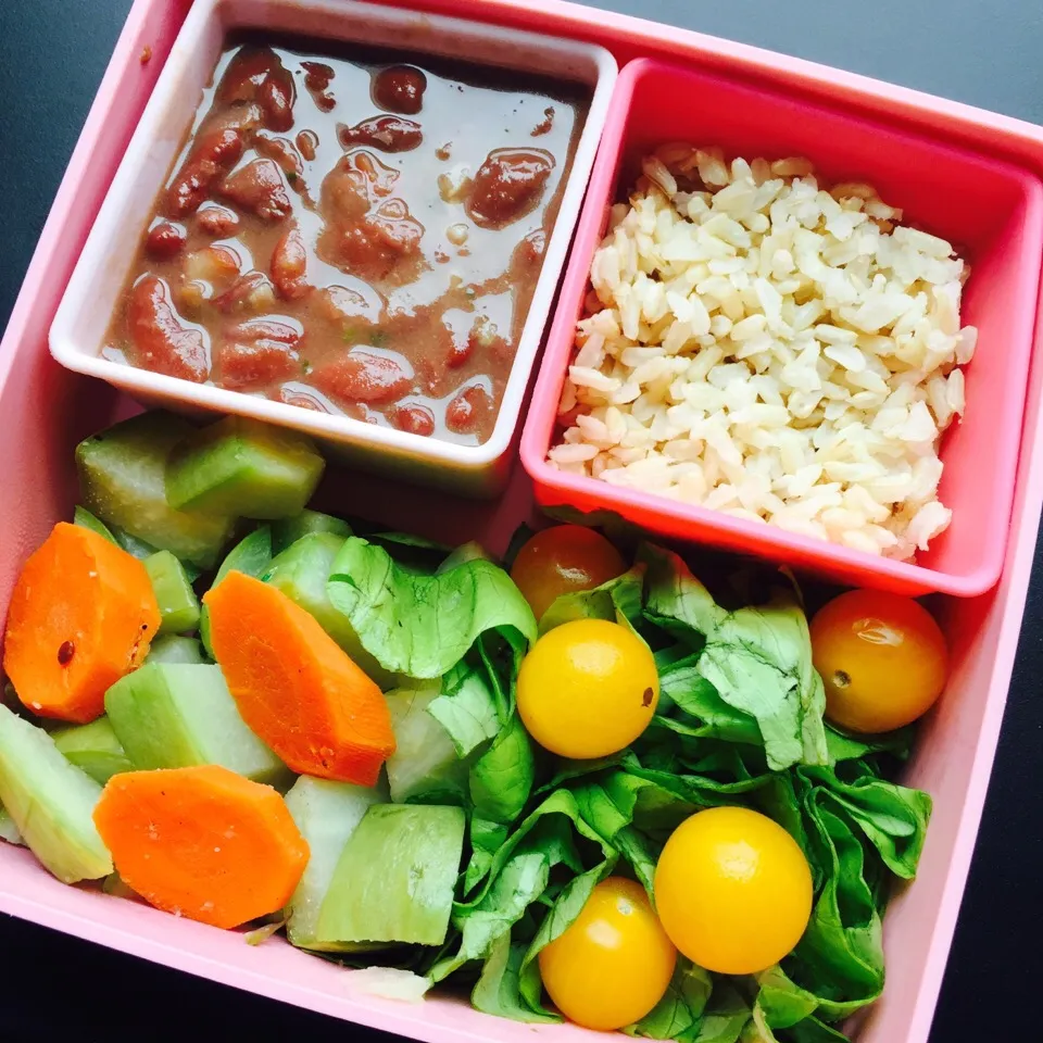 Snapdishの料理写真:Brown rice and beans, steamed xuxu and carrots, butter lettuce and baby tomatoes|victoria valerioさん