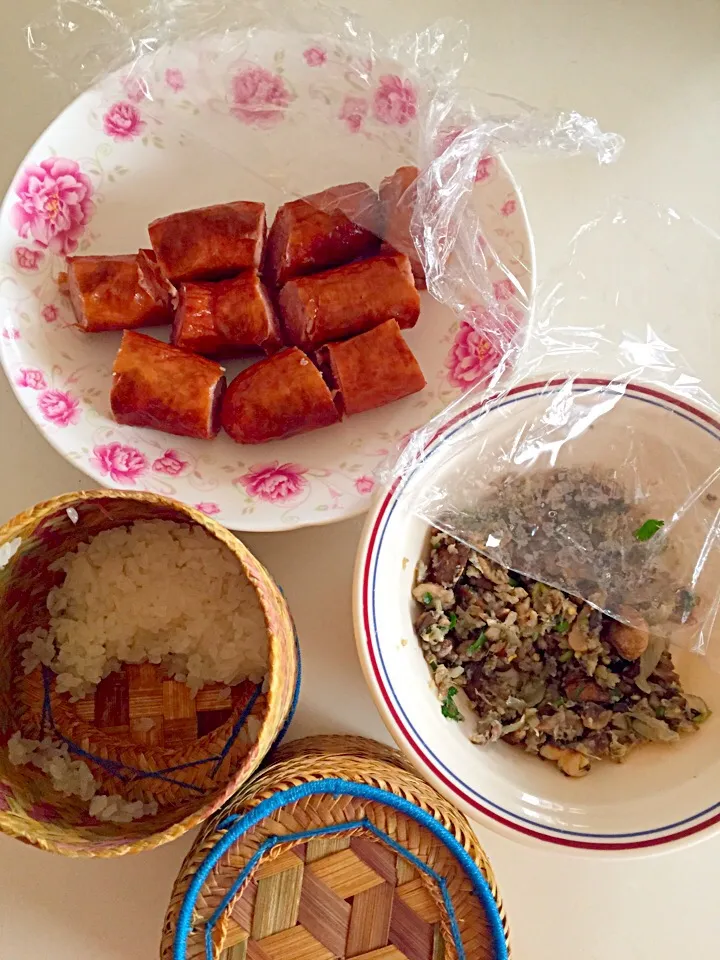 Sausage, laab, and sticky rice 3/18|Didi Duangさん