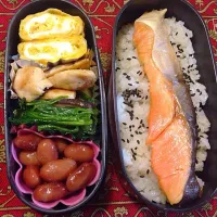 Snapdishの料理写真:どーんと焼き鮭と鶏ささみとほうれん草のソテー弁当