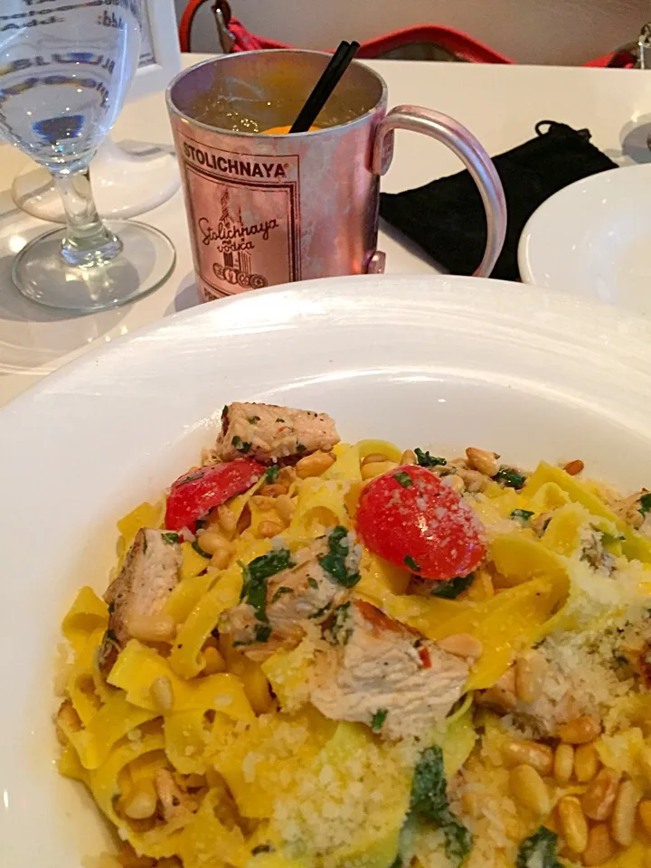 Snapdishの料理写真:Pasta with fresh tomato and herbed chicken|lauren shannonさん