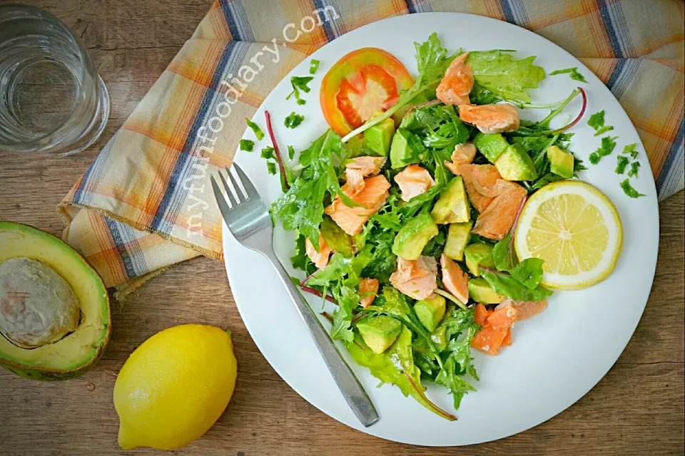 Pan Seared Salmon Salad with Lemon Dressing #salad #Salada #avocado #salmon #lemon|Mullie Marlinaさん