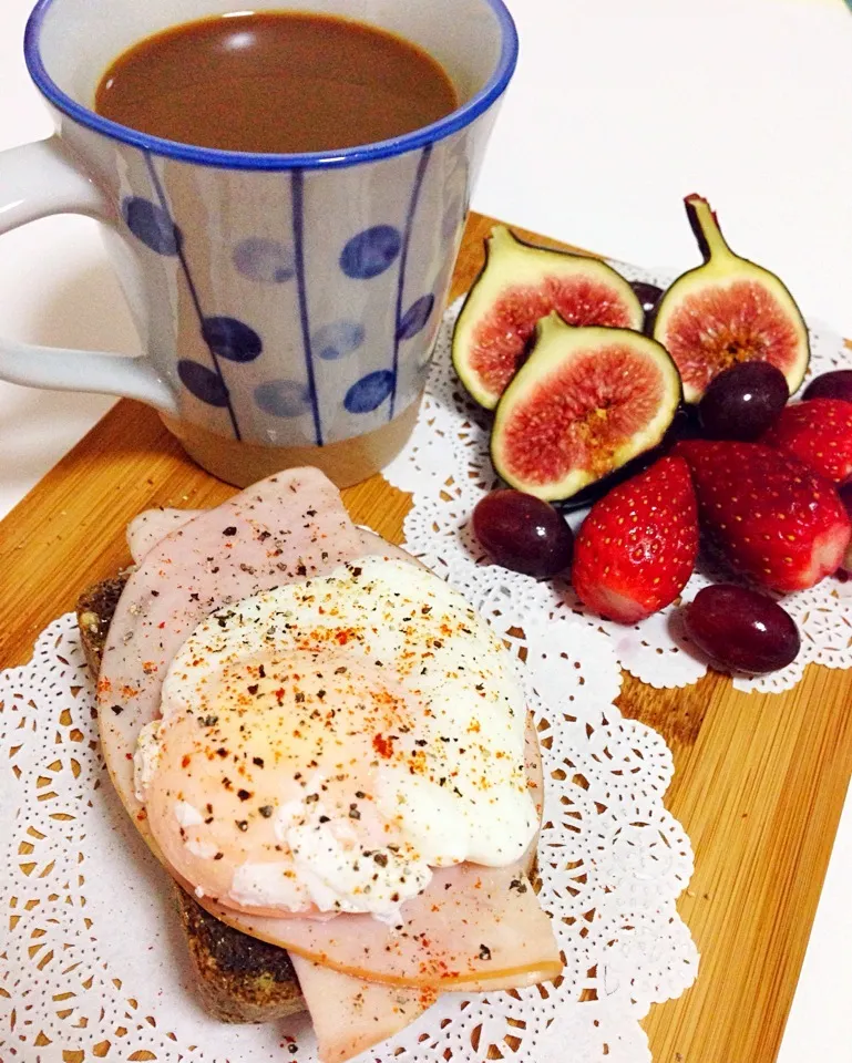 Breakfast - poached egg and ham on home made thyme-parmesan buckwheat loaf, with fresh fruits and ☕️|coxiella24さん