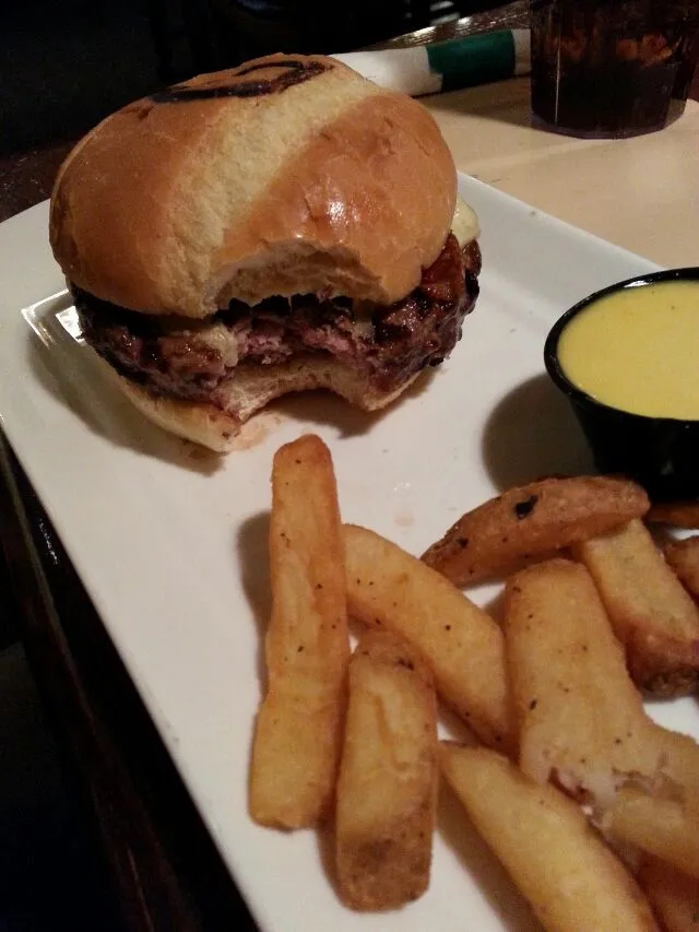 bacon and chz Burger with fries and honey mustard.|Polly Gelfusoさん