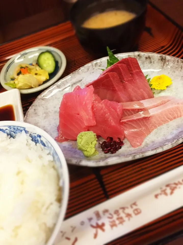 Snapdishの料理写真:ぶりとマグロ中落ち定食|寺尾真次さん